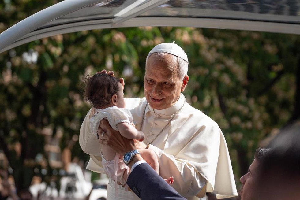El Papa León XIV bendice un bebé en el Papamóvil, de camino al Movistar Arena, a 7 de junio de 2026, en Madrid (España). 