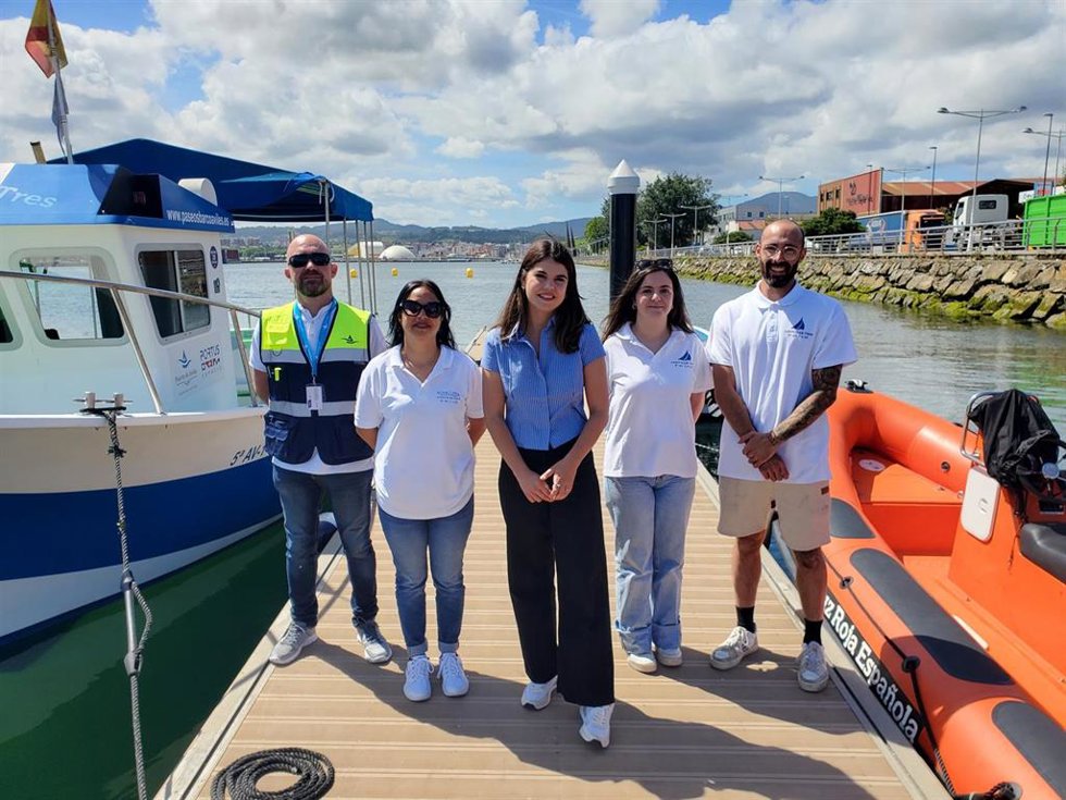 La concejala de Turismo y presidenta de la Mancomunidad Comarca Avilés, Raquel Ruiz, junto al personal responsable de los paseos guiados por la ría.