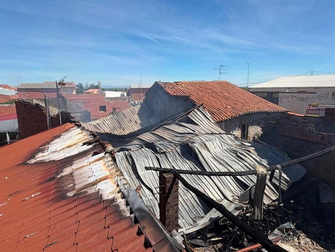 El incendio registrado este miércoles en Zotes del Páramo (León) ha afectado a una nave agrícola y varias viviendas anexas.