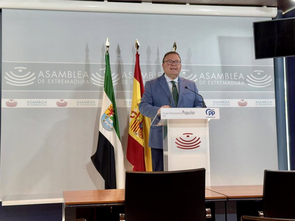El diputado del PP en la Asambela de Extremadura Hipólito Pacheco en rueda de prensa
