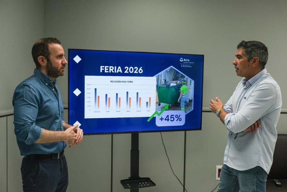 El delegado de Hábitat Urbano del Ayuntamiento de Alcalá, David Delgado, junto a una pantalla con datos de la recogida de basuras realizada durante la Feria de Alcalá 2026