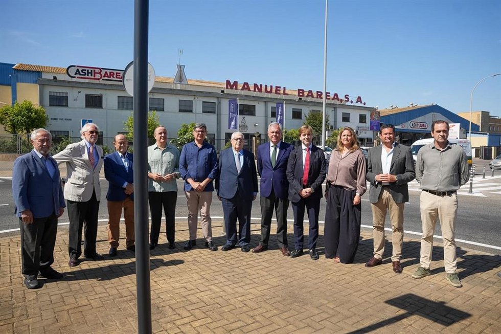 El alcalde inaugura una rotonda en el polígono Carretera Amarilla dedicada a Manuel Barea