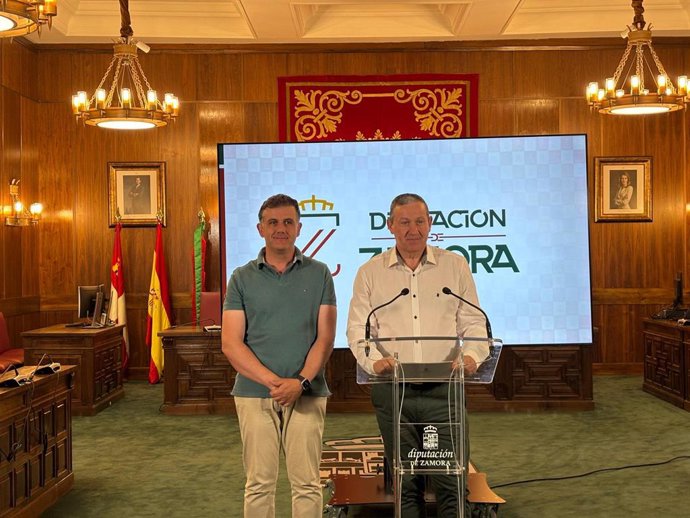 El presidente de la Diputación de Zamora, Javier Faúndez, en el atril, junto al diputado de Política Social, Ramiro Silva.