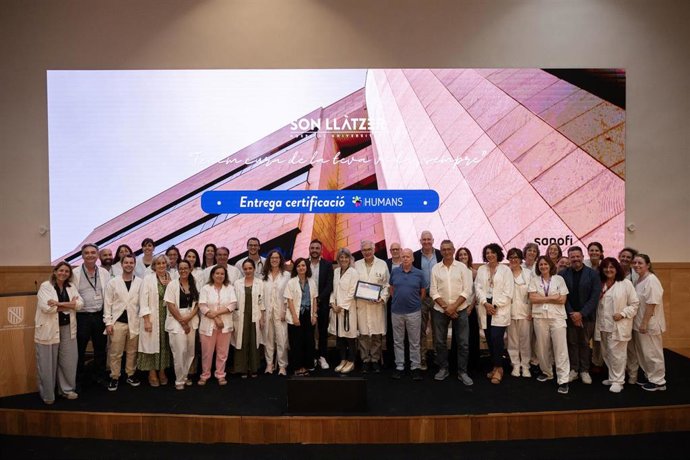 Entrega de una certificación Humans al servicio de Hematología de Son Llàtzer
