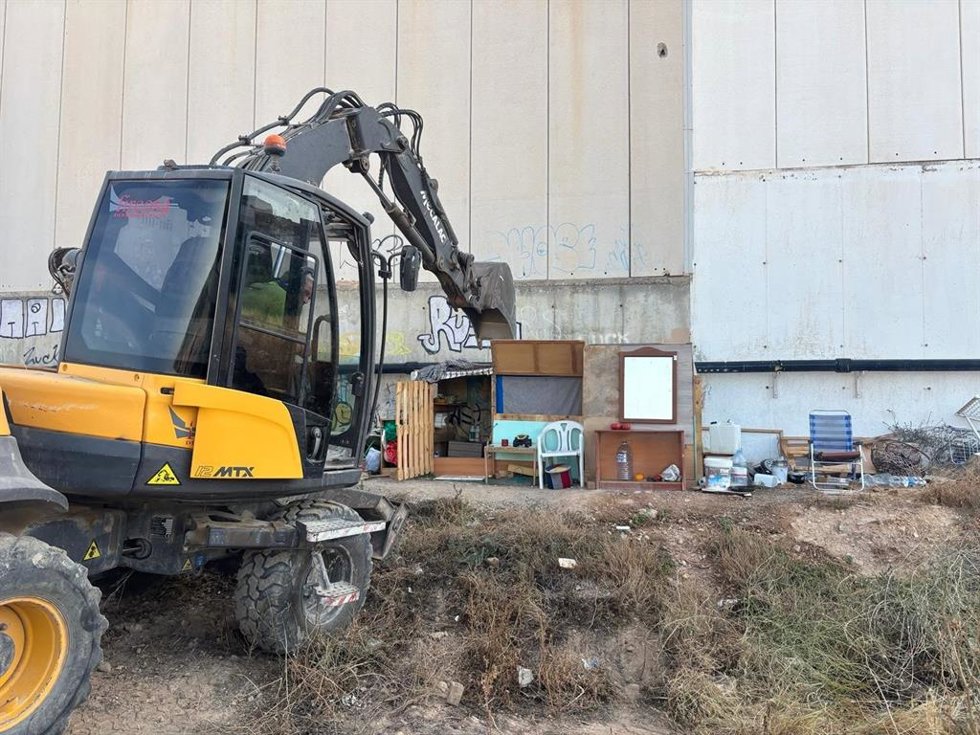 Trabajos de demolición de chabolas en El Ejido (Almería).