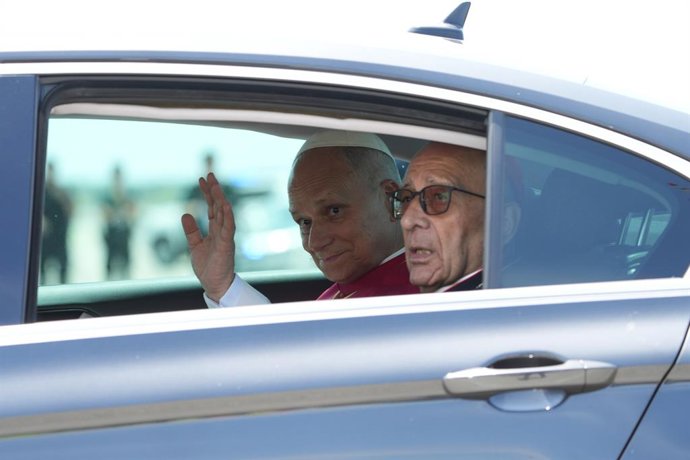 El Papa León XIV (i) junto al arzobispo de Barcelona, Juan José Omella (d), a su llegada al Aeropuerto Internacional Josep Tarradellas Barcelona-El Prat, a 9 de junio de 2026, en Barcelona, Catalunya (España). El Papa León XIV continúa su viaje por España