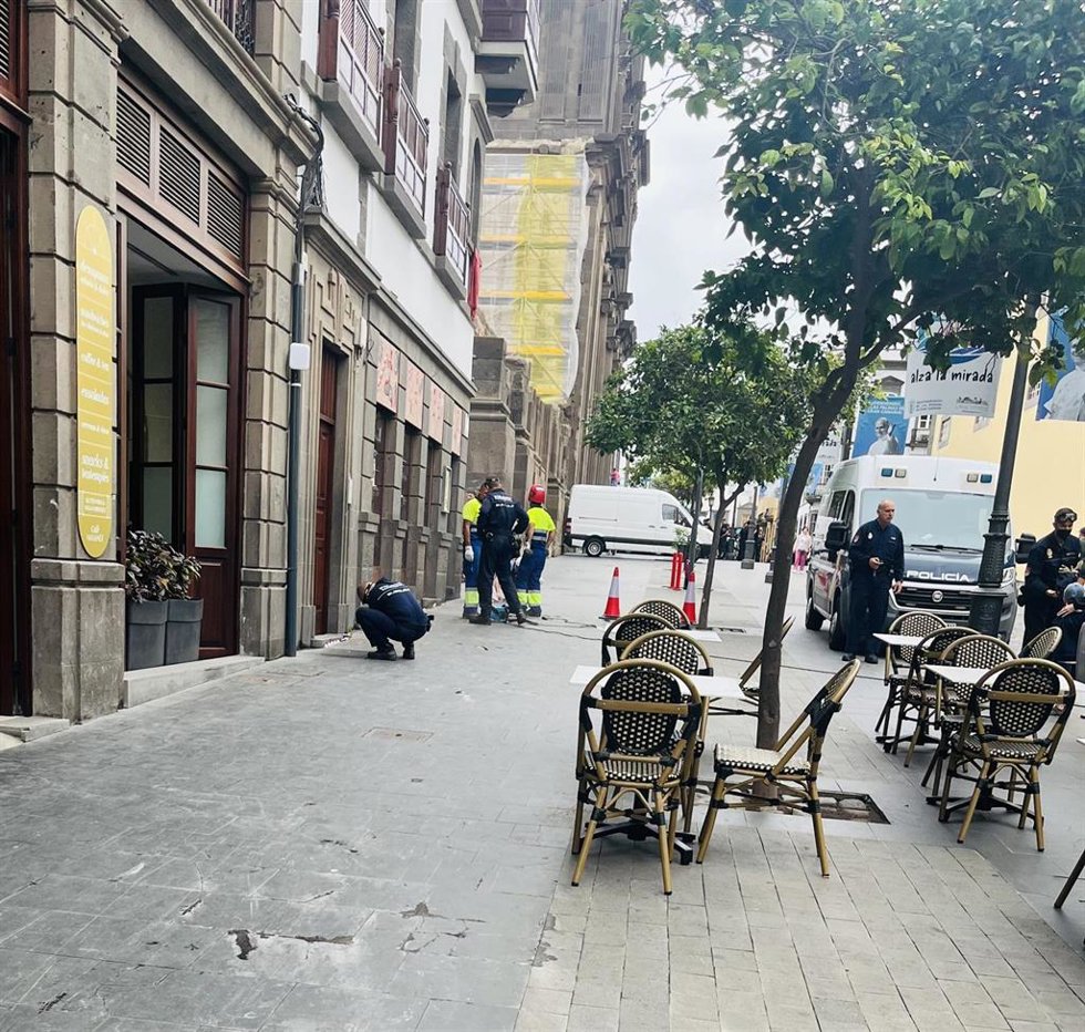 Agentes de la Policía Nacional de la Unidad de Subsuelo inspeccionando los aledaños de la plaza de Santa Ana, en Las Palmas de Gran Canaria, a horas de que se produzca en el lugar uno de los actos del Papa León XIV