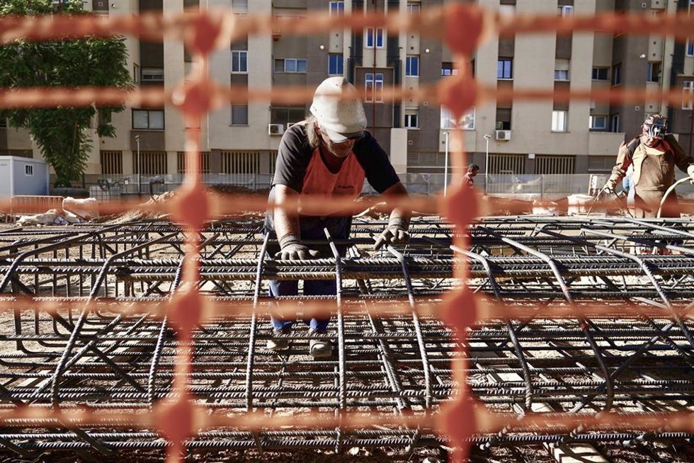 Archivo - Operario de la construcción