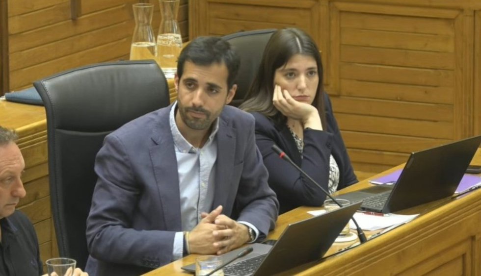 El concejal de IU en Gijón, Alejandro Farpón, y la portavoz de Podemos Xixón, Olaya Suárez, durante el Pleno Municipal gijonés.