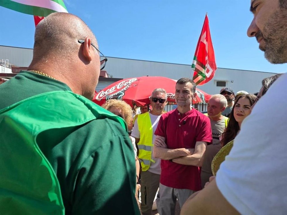 El coordinador federal de Izquierda Unida (IU), Antonio Maíllo, junto a representantes de los trabajadores del sector logístico en Sevilla.