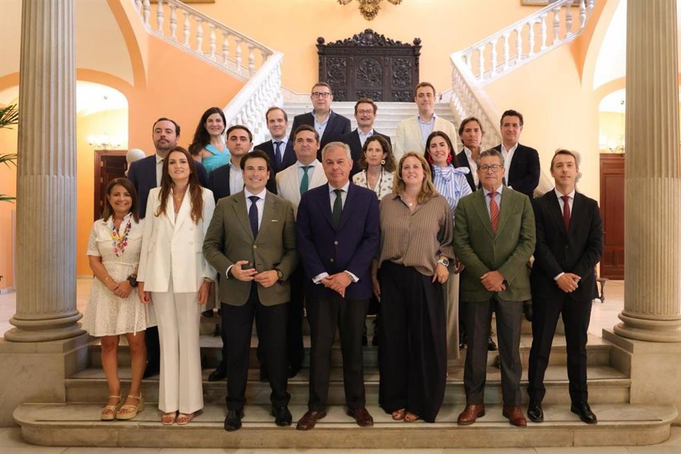 Recibimiento oficial del alcalde de Sevilla a la nueva junta directiva de ASET en el Ayuntamiento