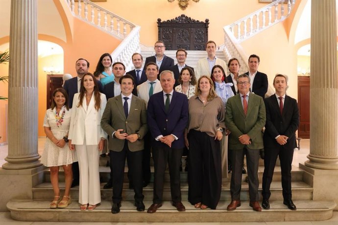 Recibimiento oficial del alcalde de Sevilla a la nueva junta directiva de ASET en el Ayuntamiento