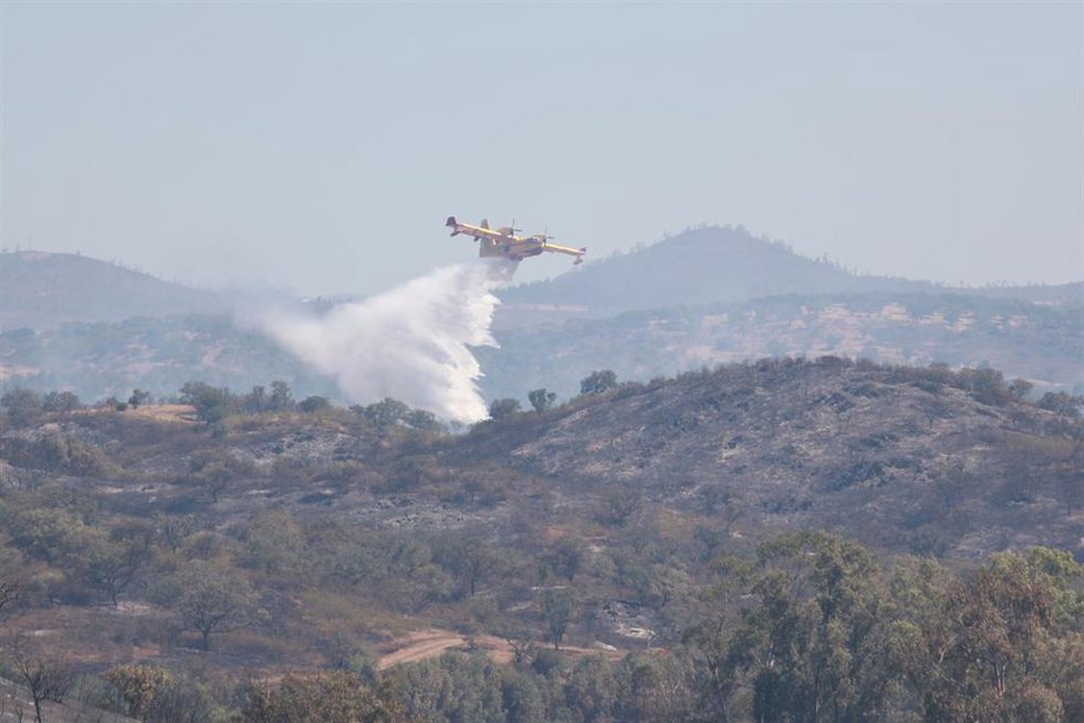 Medios aéreos trabajan este miércoles en las labores de extinción del incendio forestal declarado el pasado lunes en el municipio onubense de Villanueva de los Castillejos. 