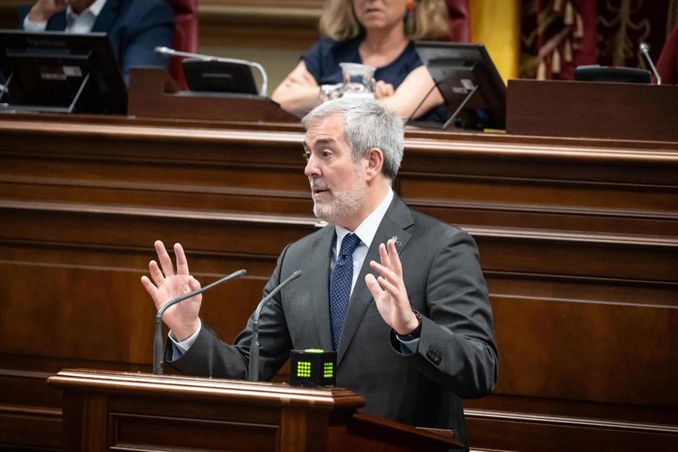 El presidente de Canarias, Fernando Clavijo, interviene durante un pleno en el Parlamento de Canarias, a 13 de mayo de 2026, en Santa Cruz de Tenerife, Tenerife, Canarias (España).