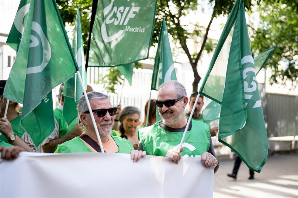 Varias personas durante una concentración frente a la Delegación Especial de la Agencia Estatal de la Administración Tributaria (AEAT), a 29 de mayo de 2026, en Madrid (España). 