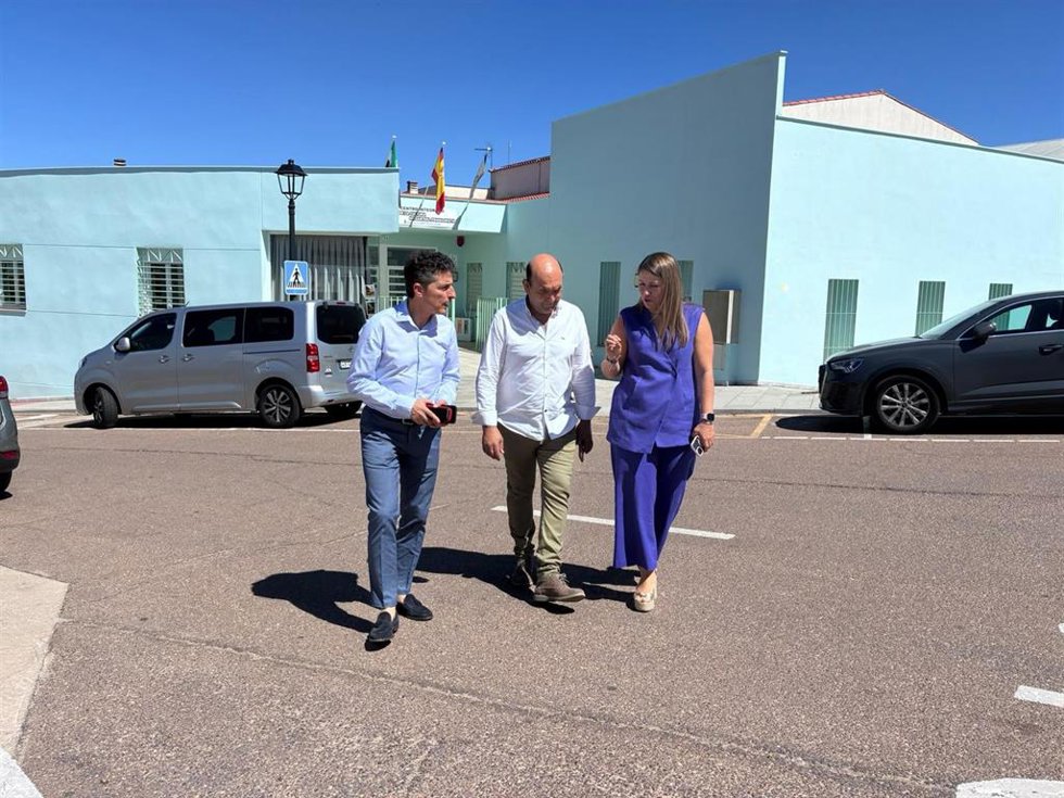 La consejera de Educación y Formación Profesional, Sandra Valencia, visita las instalaciones destinadas a un nuevo comedor escolar en Don Álvaro