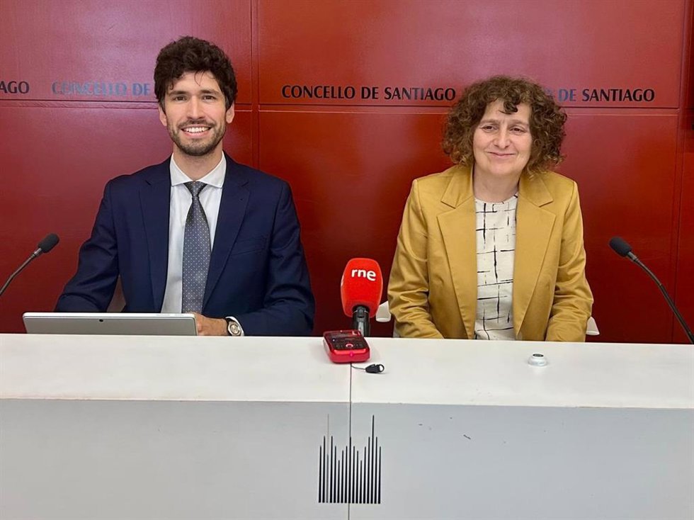 La alcaldesa de Santiago, Goretti Sanmartin, y el concejal de Urbanismo e Vivenda, Iago Lestegás, en rueda de prensa.