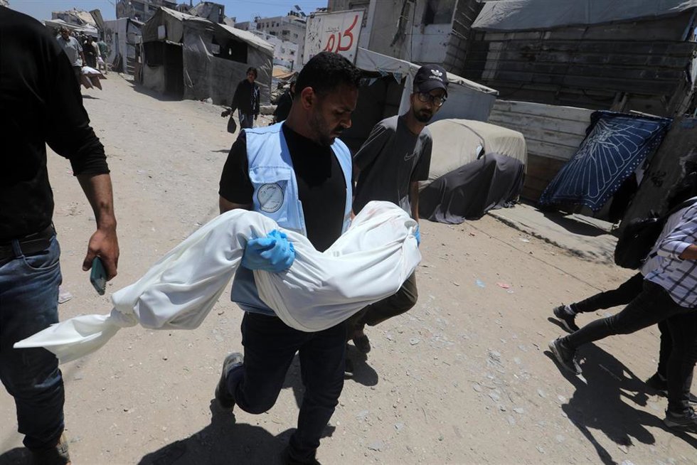 Palestinos durante un funeral de varias víctimas de un ataque de Israel contra la Franja de Gaza en junio de 2026, a pesar del alto el fuego pactado en octubre de 2025 (archivo)