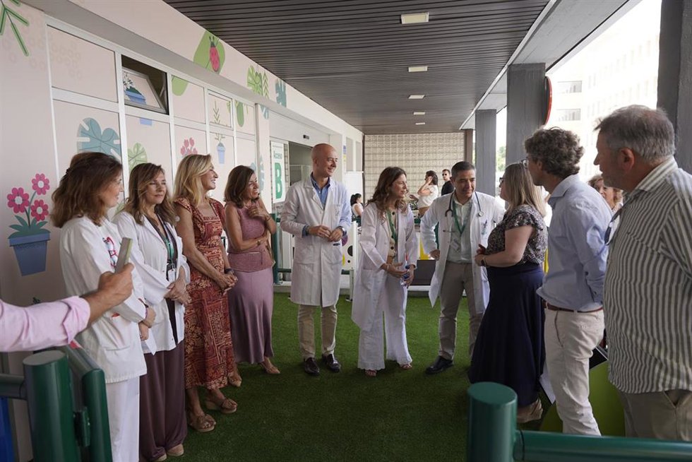 Participantes en la inauguración del nuevo parque infantil 'Caminando con Dani'.