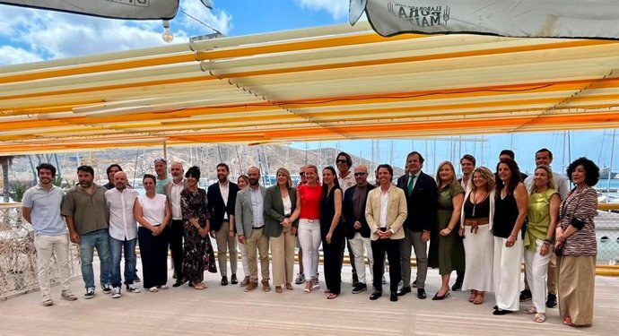 La consejera Carmen Conesa con participantes en el acto de presentación de la programación de actividades de Turismo Azul para el mes de junio