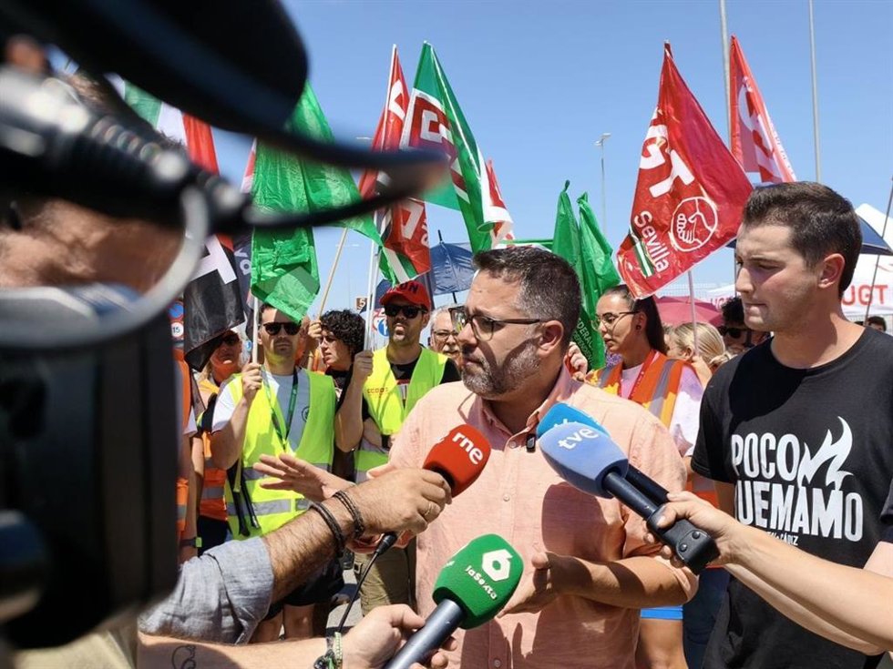 El portavoz de Adelante Andalucía, José Ignacio García, en una atención a los medios.