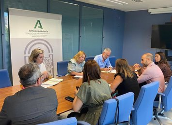 La delegada territorial de Economía, Hacienda y Fondos Europeos y de Industria, Energía y Minas de la Junta de Andalucía en la provincia de Cádiz, Inmaculada Olivero, en una reunión con alcaldesa de la Sierra de Cádiz.