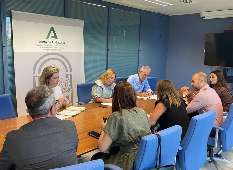 La delegada territorial de Economía, Hacienda y Fondos Europeos y de Industria, Energía y Minas de la Junta de Andalucía en la provincia de Cádiz, Inmaculada Olivero, en una reunión con alcaldesa de la Sierra de Cádiz.