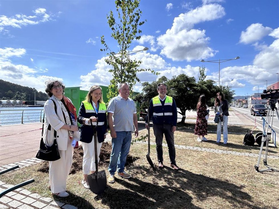Acto Final De Plantación De Arbolado En El Paseo Manuel Ponga Santamarta De La Ría De Avilés.