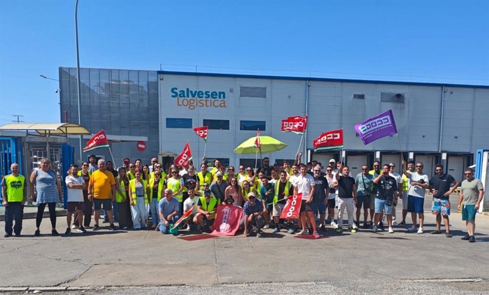 El sindicato Comisiones Obreras durante la huelga del sector logístico en Sevilla
