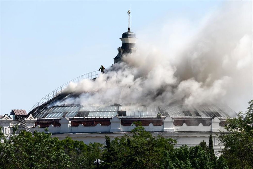 Incendio provocado por un ataque con drones contra el Museo Panorama de la Defensa de Sebastopol, en Crimea.  