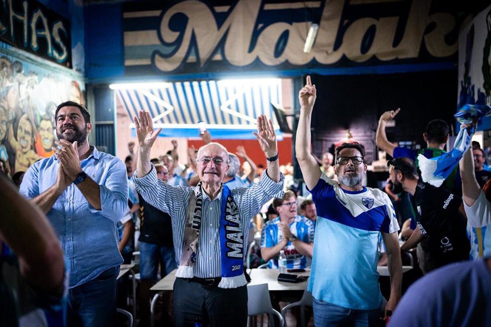 El alcalde de Málaga, Francisco de la Torre, ve el partido del Málaga contra Las Palamas en la peña Malaka Hinchas.