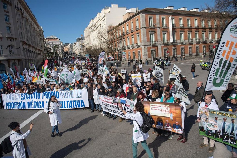 Archivo - Varias personas durante la manifestación contra el Estatuto Marco
