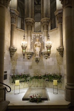 La Sagrada Familia conmemora el centenario de la muerte de Gaudí con una ofrenda en su tumba