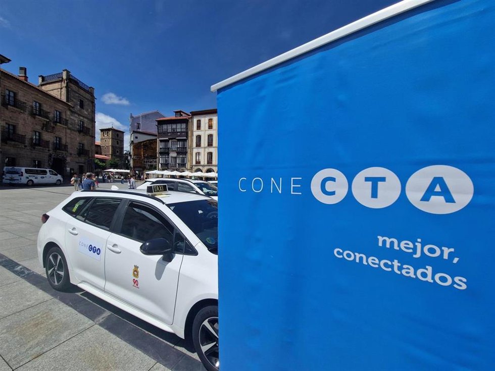 El Gobierno incorpora el sector del taxi a la plataforma de movilidad Conecta.