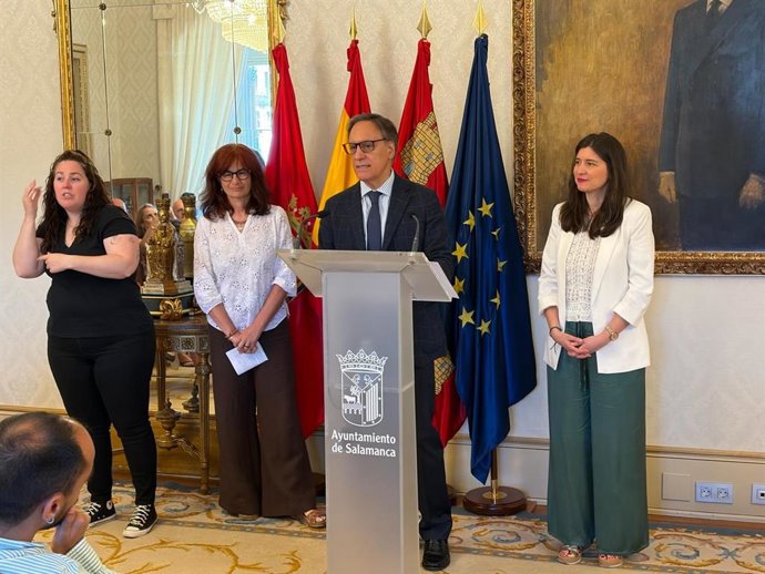 Entrega de diplomas a los estudiantes del programa Universual.