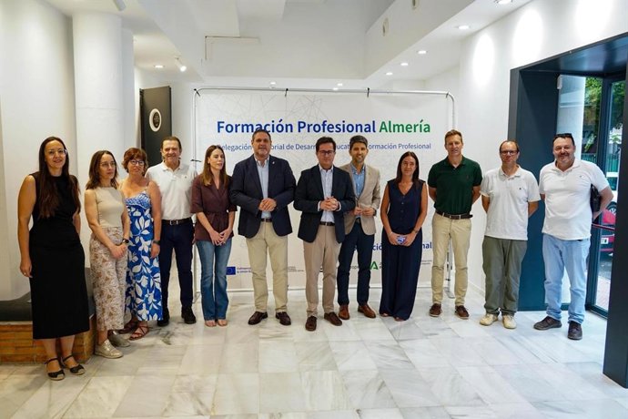 Representantes institucionales, miembros de la comunidad educativa y profesionales participantes en la segunda edición de 'FP Inspira. Conectando vocaciones' en El Ejido (Almería).