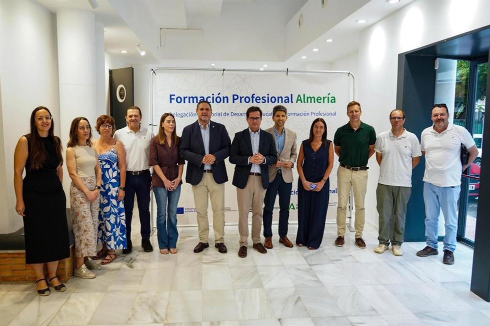 Representantes institucionales, miembros de la comunidad educativa y profesionales participantes en la segunda edición de 'FP Inspira. Conectando vocaciones' en El Ejido (Almería).