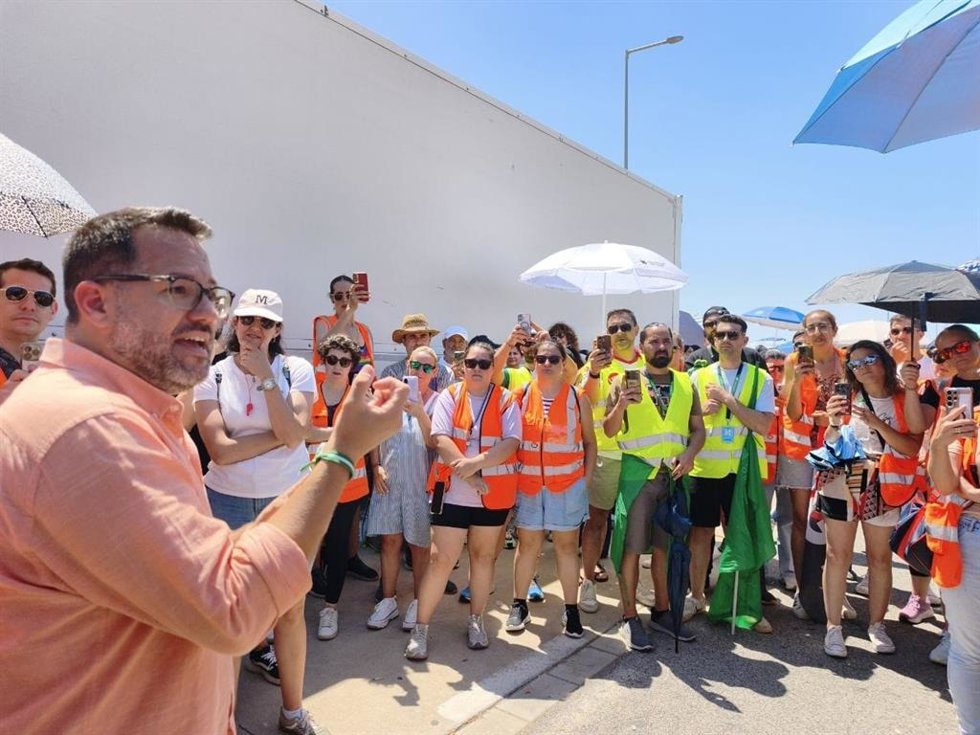 El portavoz de Adelante Andalucía, José Ignacio García, en una concentración de los trabajadores del sector logístico en Sevilla.