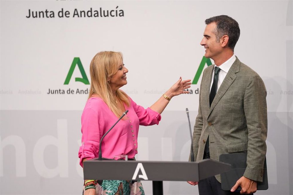 La consejera de Economía, Hacienda, Fondos Europeos y Diálogo Social de la Junta de Andalucía y portavoz del Gobierno en funciones, Carolina España, junto al consejero en funciones de Agricultura, Pesca, Agua y Desarrollo Rural, Ramón Fernández-Pacheco.