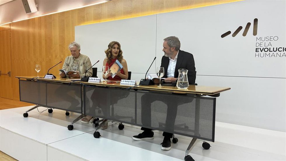 Juan Luis Arsuaga, Mar Sancho y Rodrigo Alonso en la presentación del programa estival en el MEH.