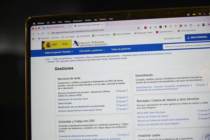 Archivo - Una persona hace el borrador de su declaración de la renta en un ordenador.