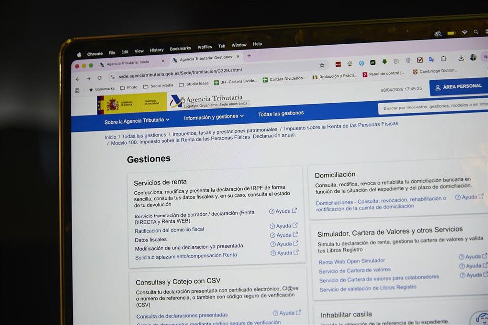 Archivo - Una persona hace el borrador de su declaración de la renta en un ordenador.
