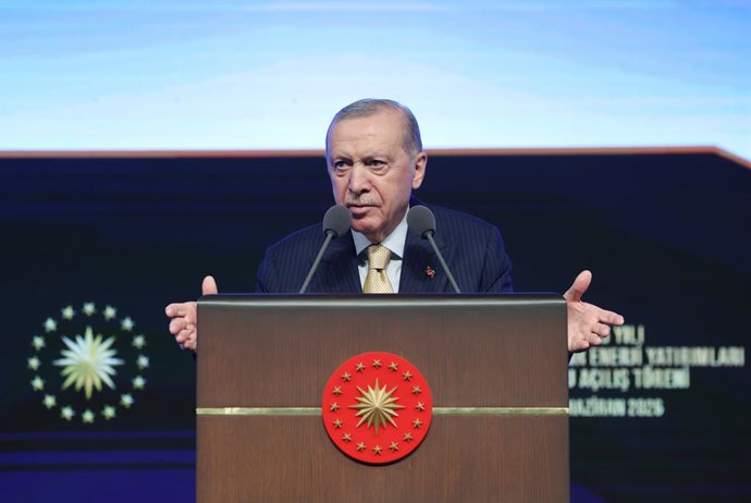 ANCARA, 3 de junho de 2026  -- O presidente turco Recep Tayyip Erdogan discursa em um evento sobre investimentos em energia renovável em Ancara, Turquia, em 3 de junho de 2026.  Na quarta-feira, Erdogan alertou sobre os impactos negativos da crise em curs