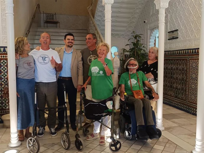 Jaime Lafita, que recorre España en bicicleta para reivindicar la aplicación de la ley ELA, en el Hotel Mérida Palace