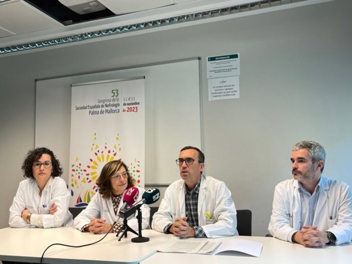 Archivo - La gerente del Hospital de Son Espases, Cristina Granados, (la segunda por la izquierda) en una foto de archivo.