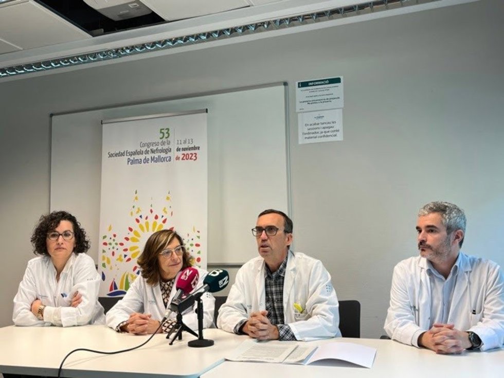 Archivo - La gerente del Hospital de Son Espases, Cristina Granados, (la segunda por la izquierda) en una foto de archivo.