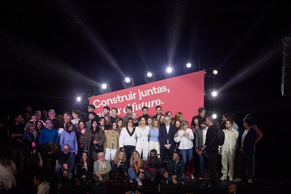 Archivo - Foto de familia durante la clausura de la Asamblea Estatal de Sumar, en el Teatro Alcázar, a 30 de marzo de 2025, en Madrid (España). 