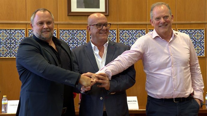 El CEO de EdgeMode, Charlie Faulkner; el alcalde Mora, Emilio Bravo, y el director para Europa de Bloom Energy, Reto Zueger, durante la presentación del proyecto de Data Center 'Malpica AI 300MW'.