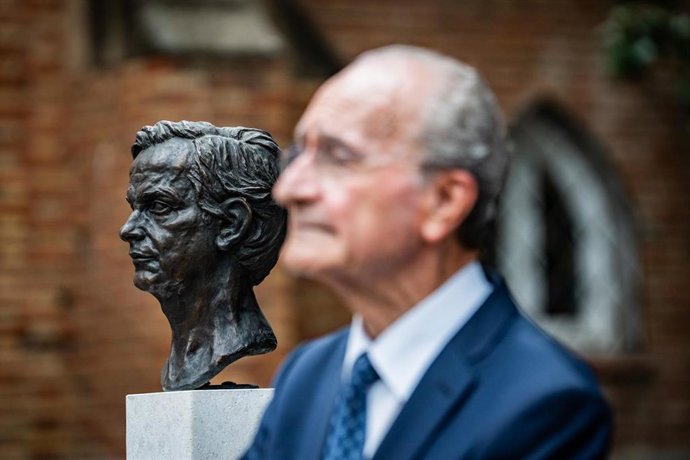 El alcalde de Málaga junto al monumento en los jardines del Hospital Noble en reconocimiento al pintor Félix Revello de Toro