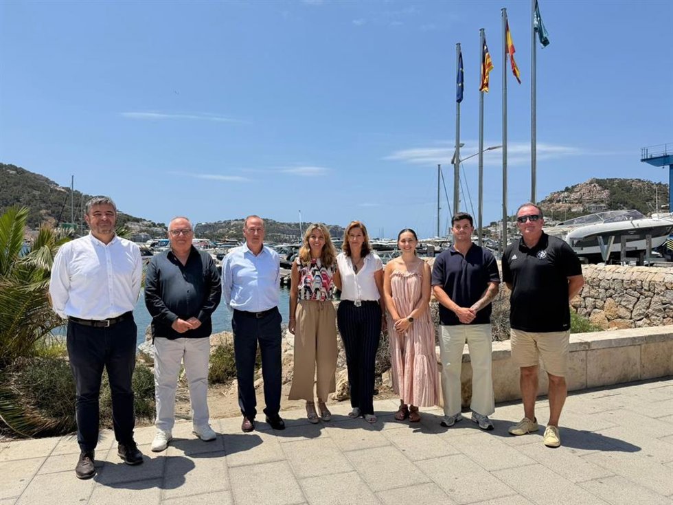 PortsIB entrega al Club de Vela Port d'Andratx una autorización temporal para 114 boyas, tres pantalanes y una oficina.